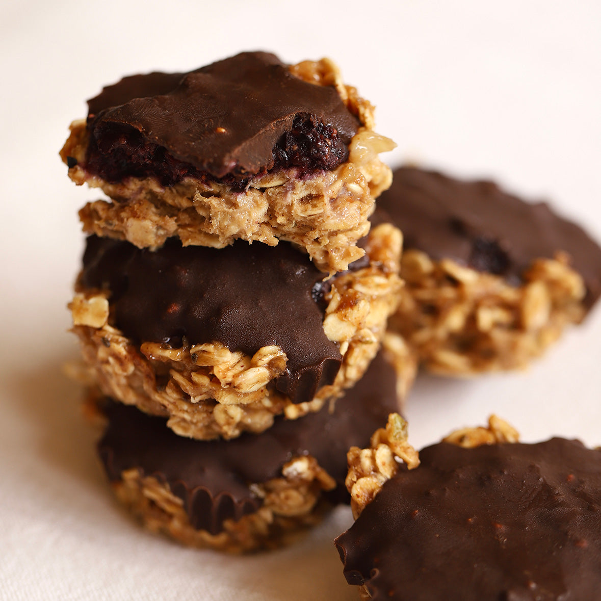 Cápsulas de avena rellenas de chocolate y moras sin hornear