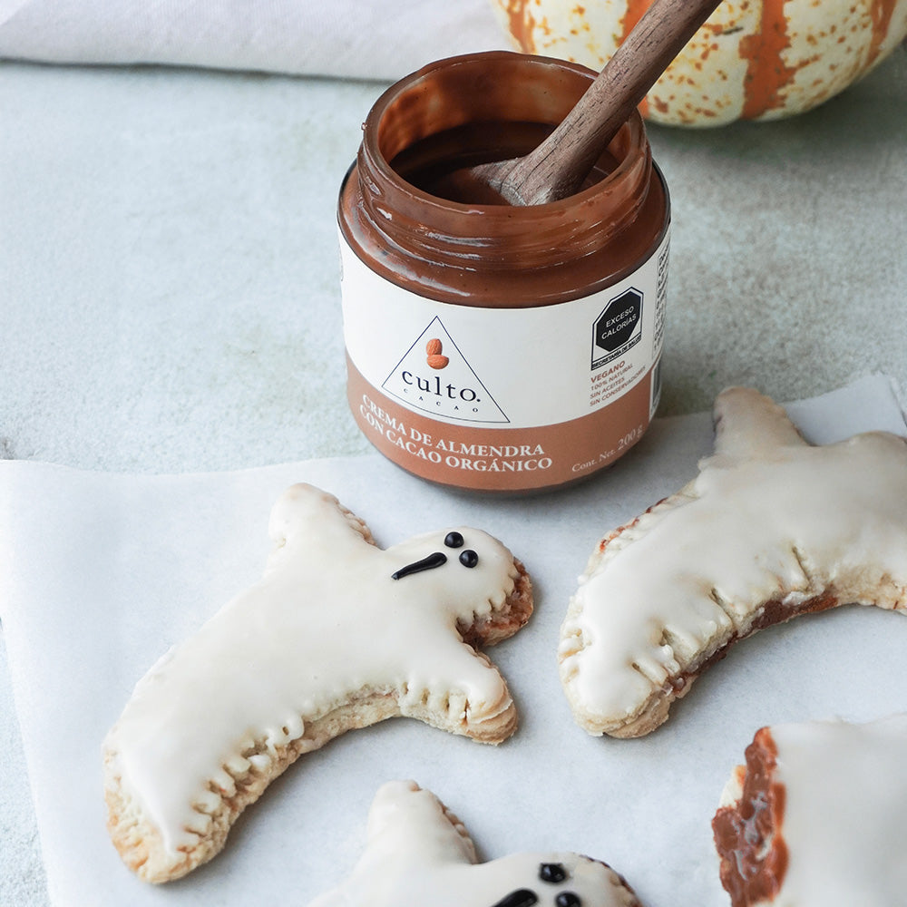 Galletas de fantasma rellenas de crema de almendras con cacao orgánico Culto