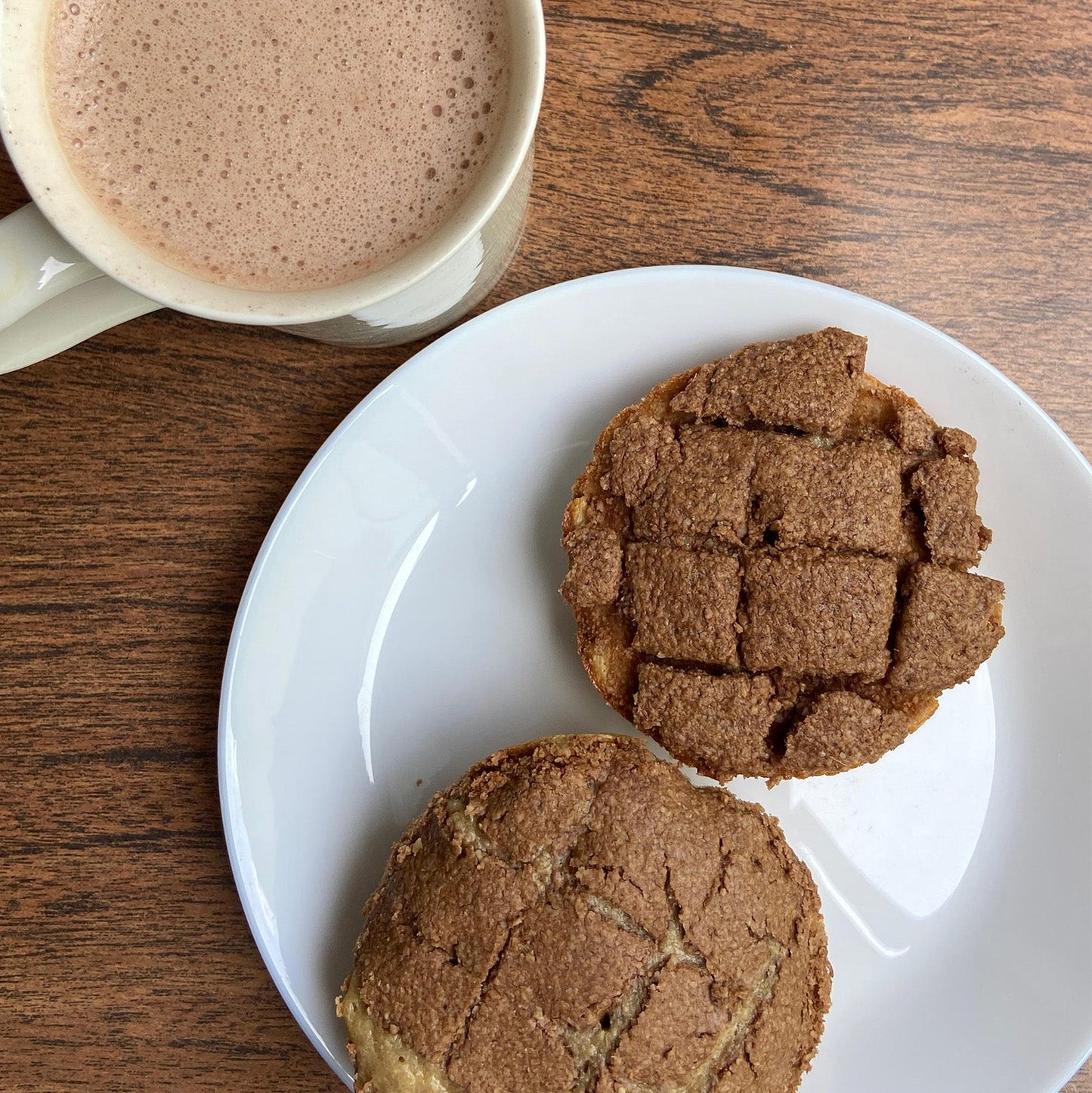 Conchas de chocolate saludables y chocolate caliente