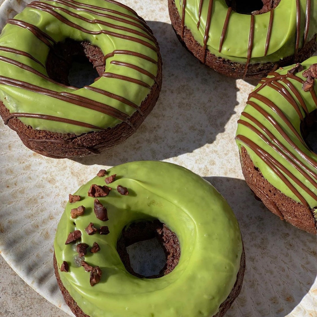 Donitas de chocolate con cobertura de matcha