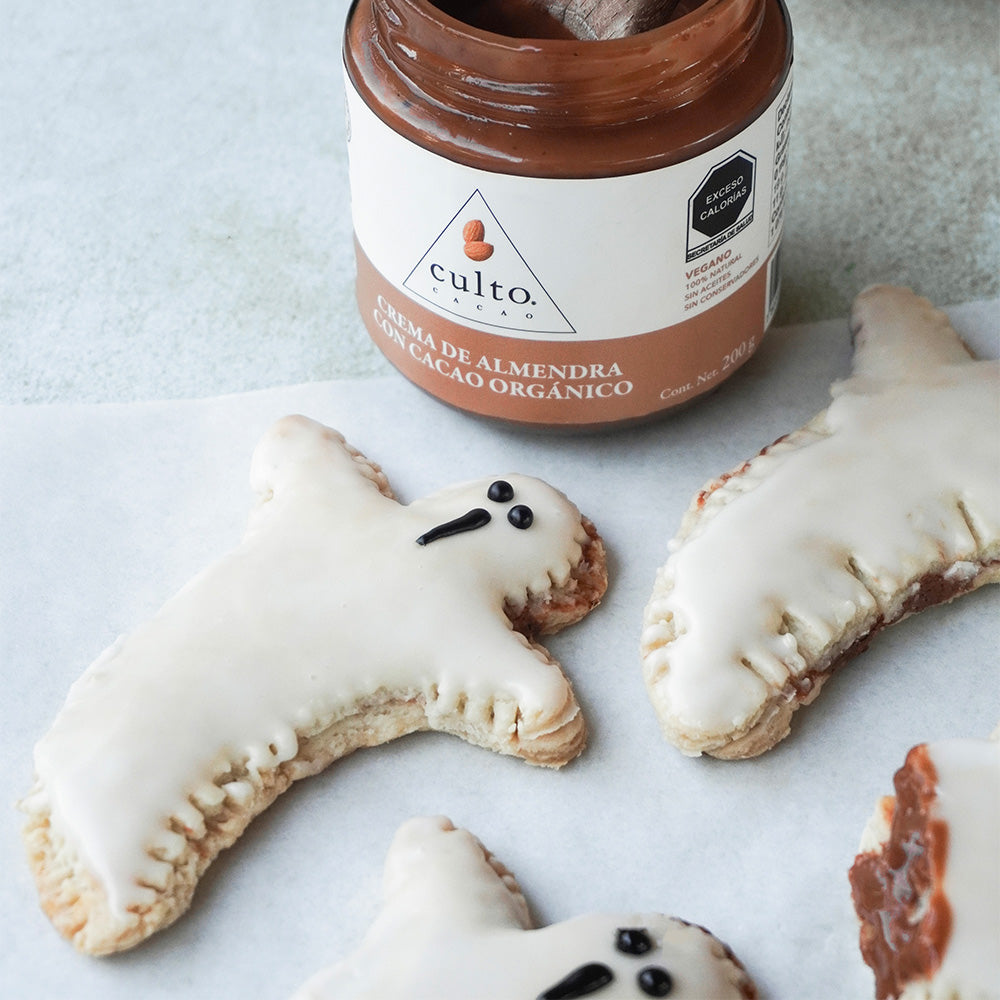 Galletas de fantasma rellenas de crema de almendras con cacao orgánico Culto