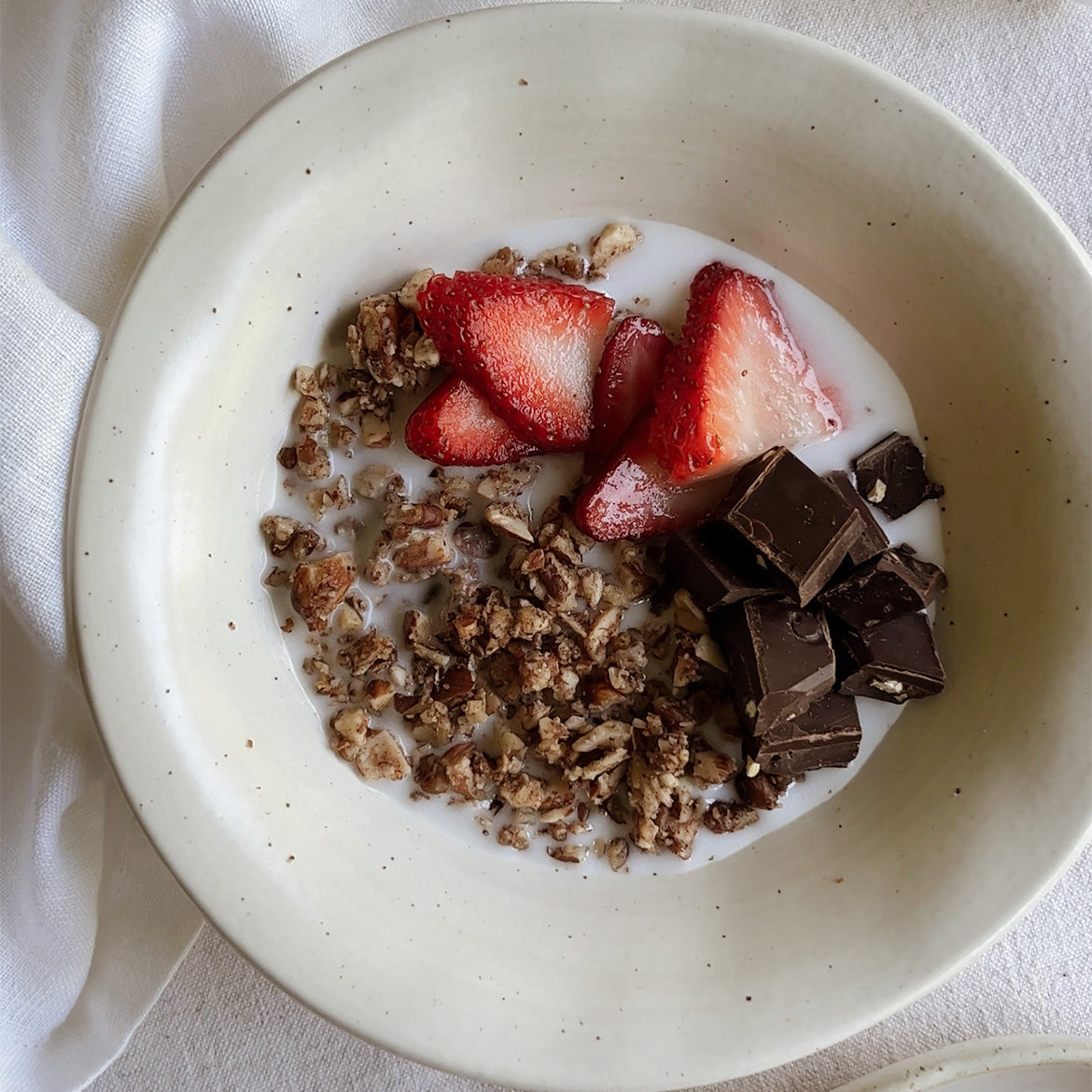 Granola con frutos rojos y chocolate