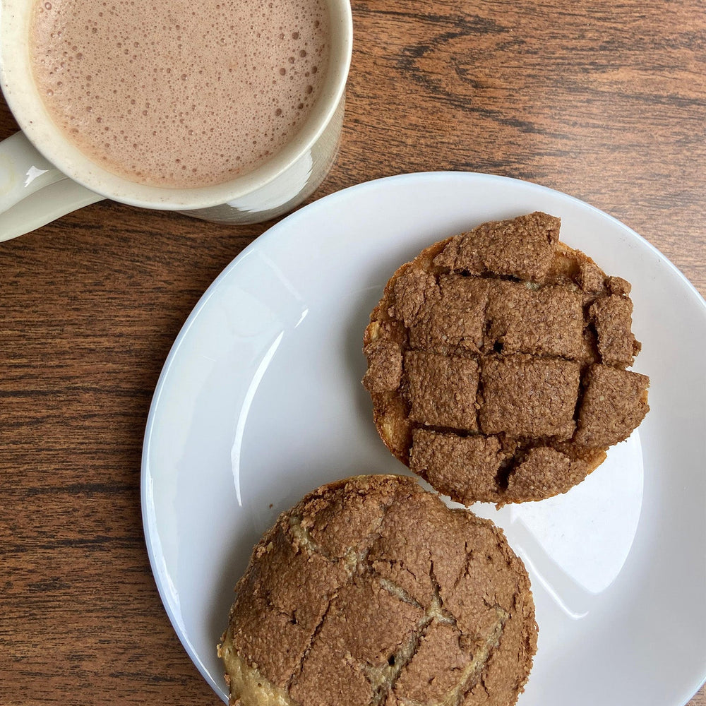 Conchas de chocolate saludables y chocolate caliente