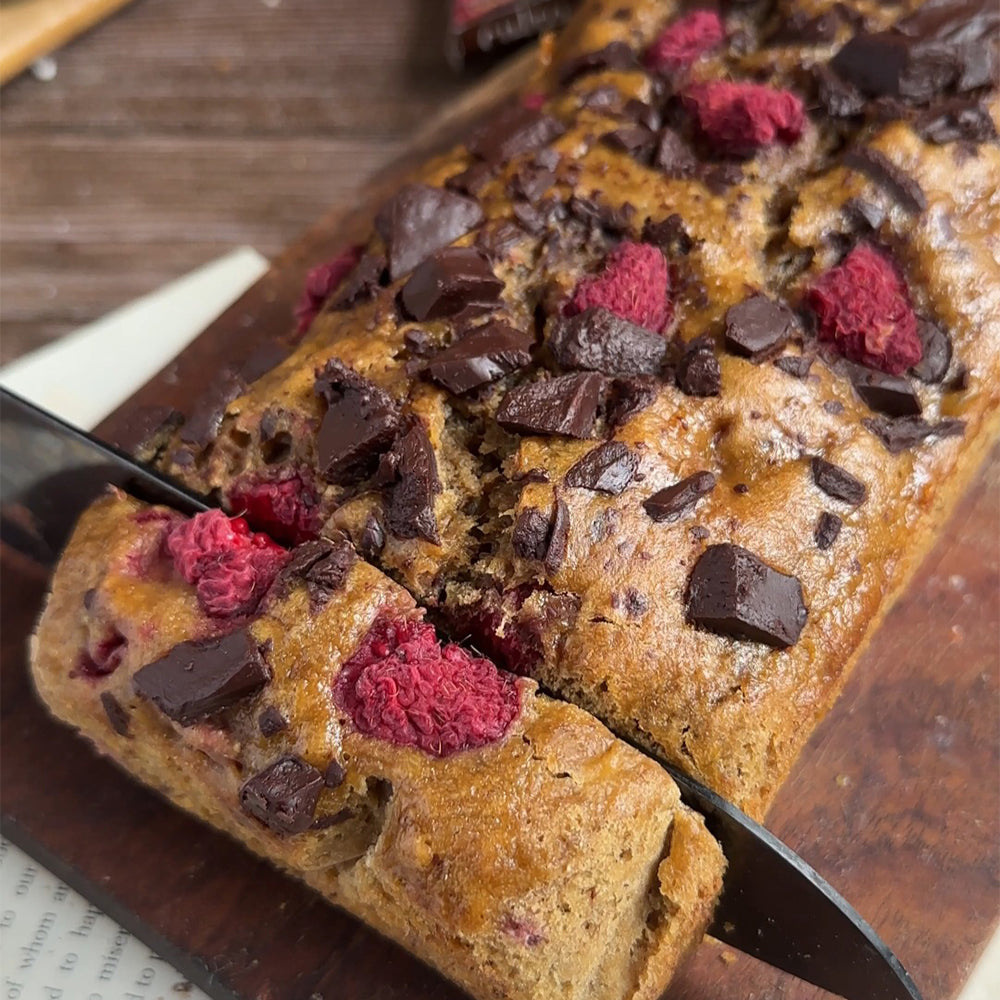 Panqué de plátano, chocolate y frambuesa