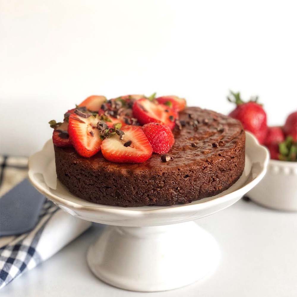 Pastel brownie con cobertura de fresa