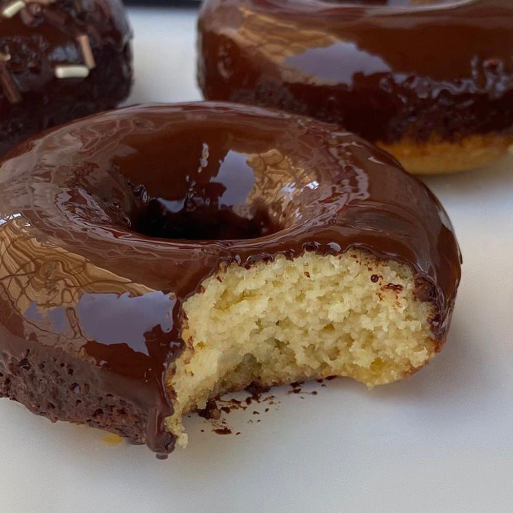 Donas de Almendras Cubiertas de Chocolate