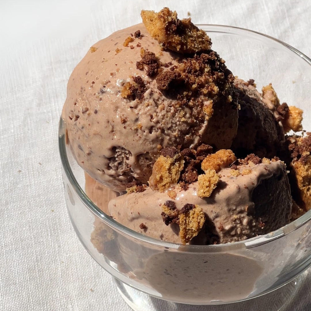 Helado de galleta con chocolate