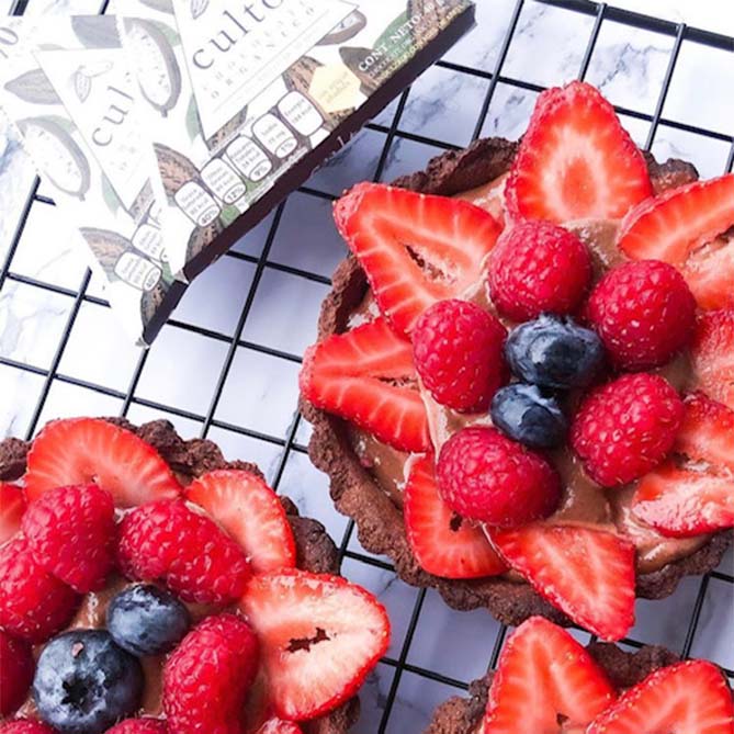 Tarta de doble chocolate con frutos rojos